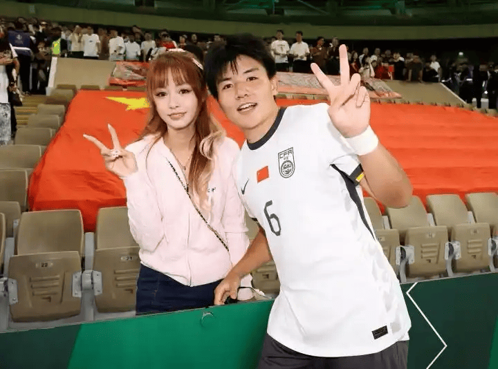 恭喜，国足22岁小将留洋，加盟英超豪门，女友曝光，长相甜美，陪伴留洋